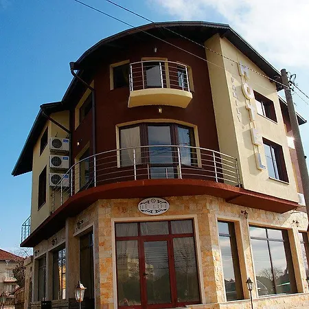 莱尔富家庭旅馆 酒店 Novi Iskŭr